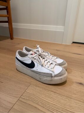Nike White Low-Top Sneakers with Black Swoosh